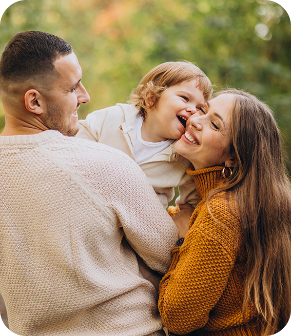 Mulher e homem sorrindo